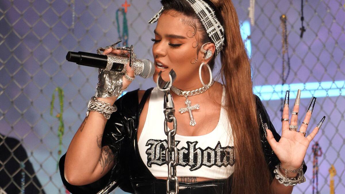 Las redes se llenan de memes con los vídeos de Karol G de copas