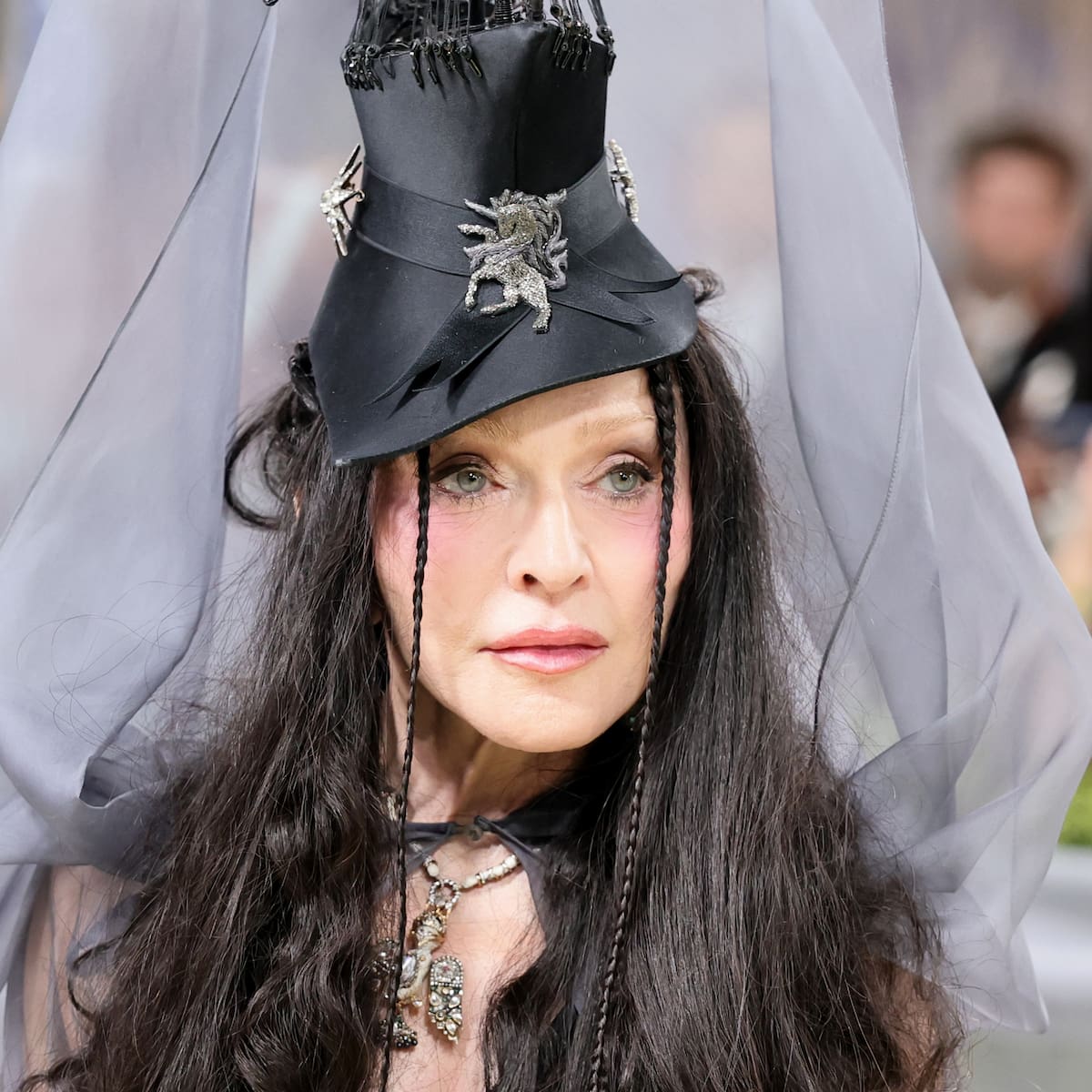 Todas las referencias artísticas a la temática de la MET Gala que (quizá) te perdiste: Madonna, Chali XCX, Gracie Abrams...