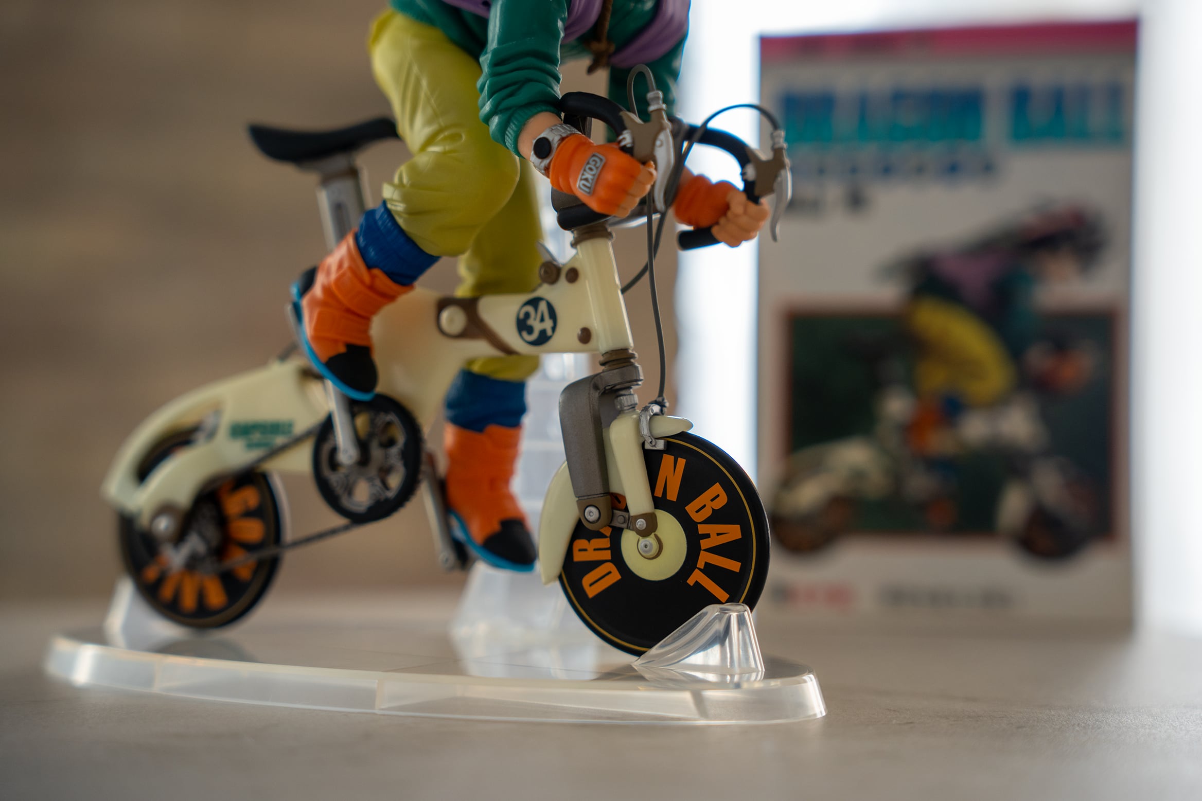 Detalle de figura de Goku en bicicleta de Banpresto