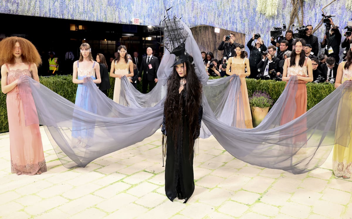La 'Reina del Pop' realizó una performance con 7 personas para homenajear a la pintora surrealista Leonora Carrington, su musa en el videoclip de ‘Bedtime Story’.