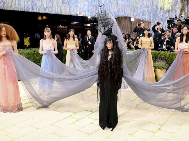 La 'Reina del Pop' realizó una performance con 7 personas para homenajear a la pintora surrealista Leonora Carrington, su musa en el videoclip de ‘Bedtime Story’.
