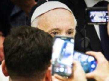 Al Papa Francisco no le gustan los teléfonos