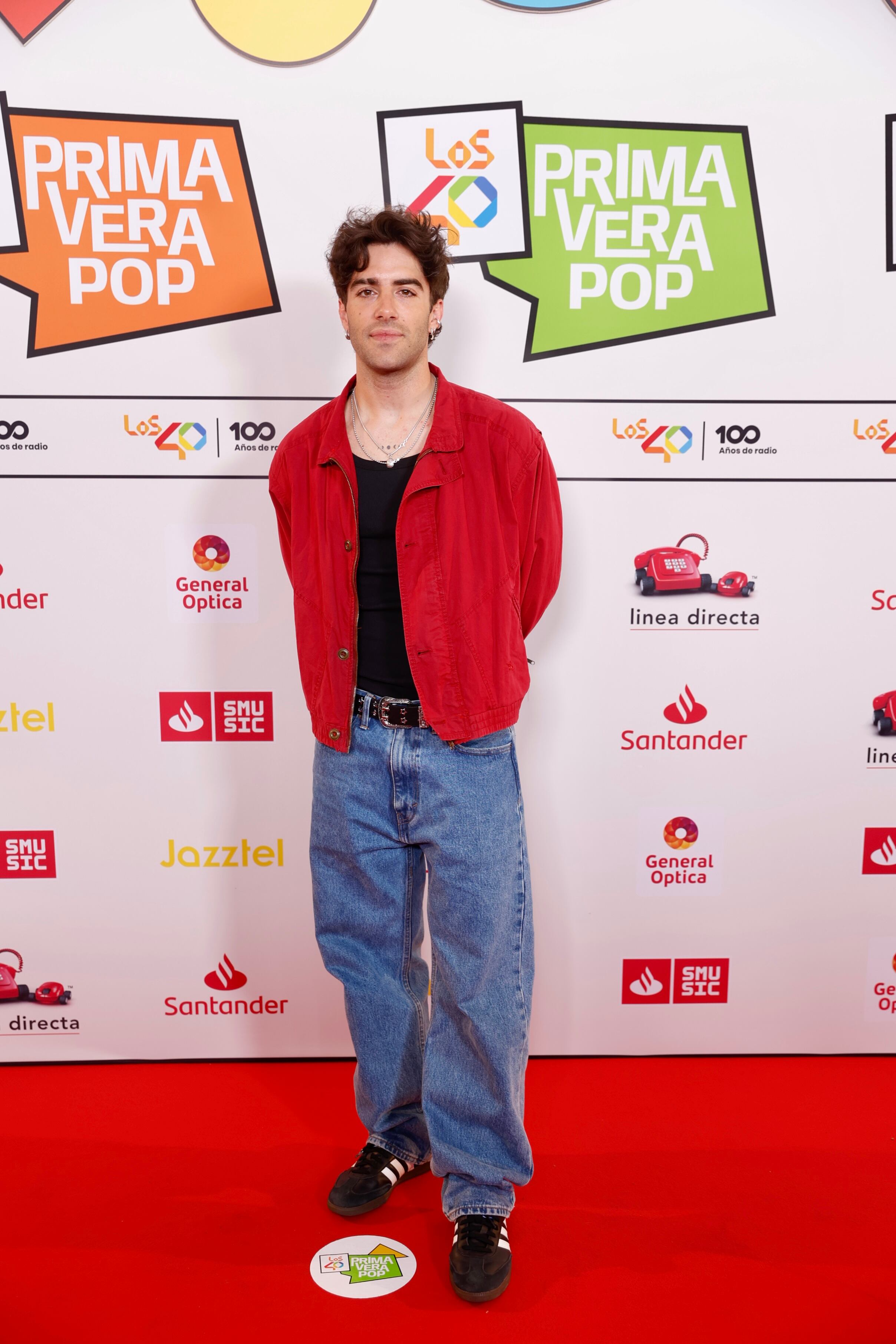 Aunque, según Laura Escanes, Álvaro de Luna no es la Shakira de su historia, él sigue encontrando inspiración en su ruptura. Veremos qué versión de su relación es la que trae hoy al festival. De momento le hemos visto con ese estilismo que tanto le define, camiseta negra y vaqueros con chaqueta roja, un color habitual en él.