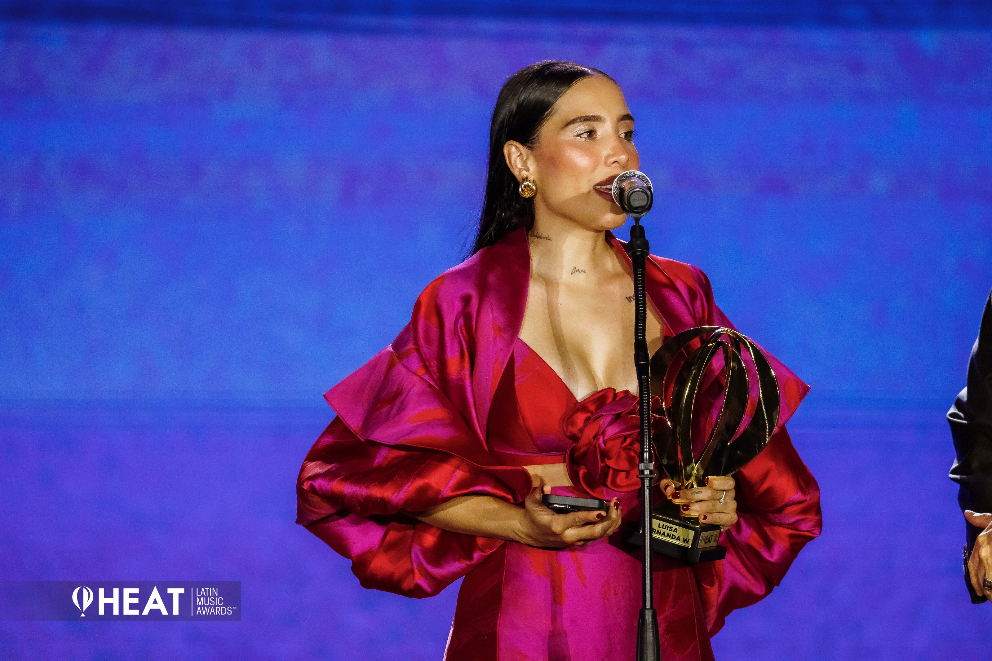 Luisa Fernanda Cataño, creadora de contenido colombiana, recoge su galardón en los premios Heat.