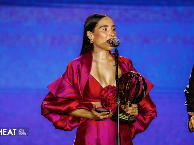 Luisa Fernanda Cataño, creadora de contenido colombiana, recoge su galardón en los premios Heat.