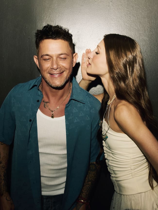 Alejandro Sanz y Yami Safdie