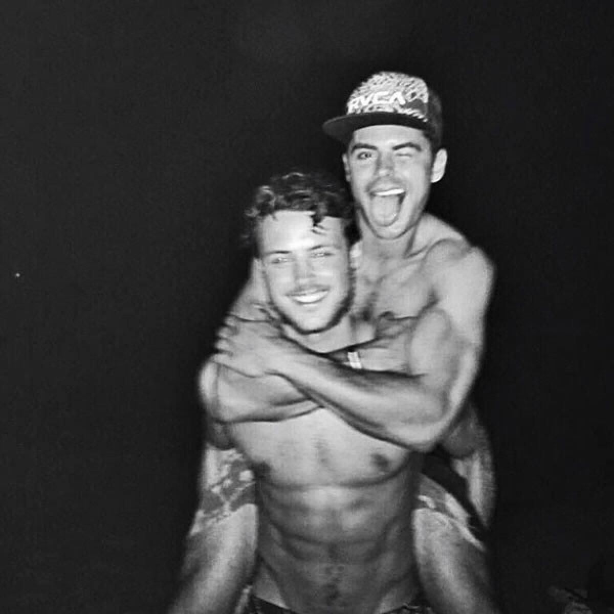 Zac Efron tiene un hermano fachero