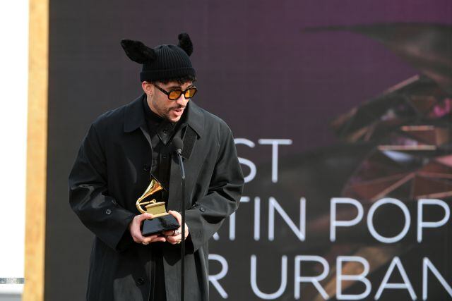 Bad Bunny recogiendo su Premio Grammy a &#039;Mejor Álbum Latino Urbano&#039; por &#039;YHLQMDLG&#039;.