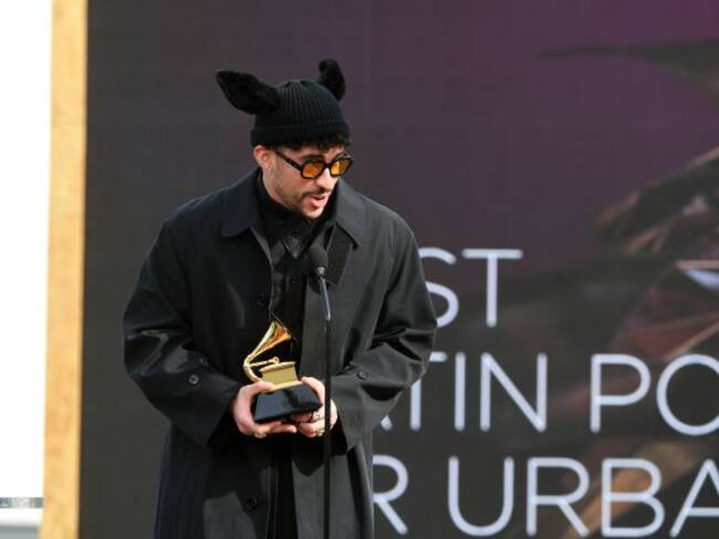 Bad Bunny recogiendo su Premio Grammy a 'Mejor Álbum Latino Urbano' por 'YHLQMDLG'.
