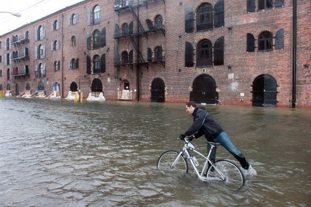 Imagenes de la calle VAn Brunt en Brooklyn después del paso del huracán Sandy por Nueva York el 29 de octubre de 2012.