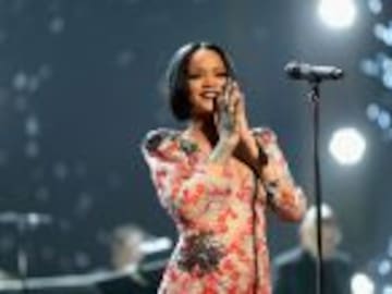 Rihanna seduce con transparencias en nuevo videoclip