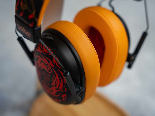 Razer viste de fuego sus BlackShark V3 X HyperSpeed con la nueva edición Charizard