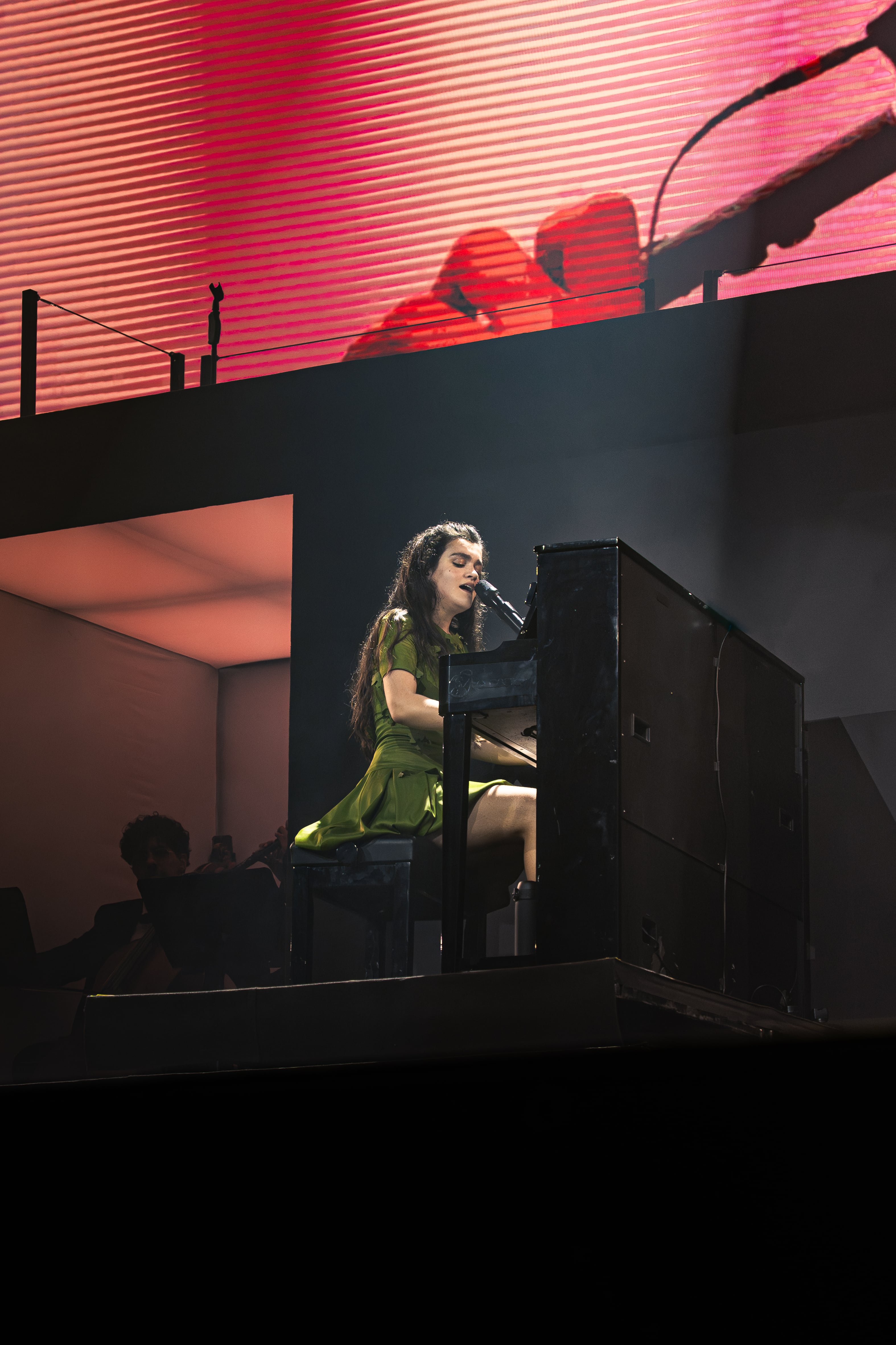 Amaia Romero, al piano durante su concierto en Bilbao 2026