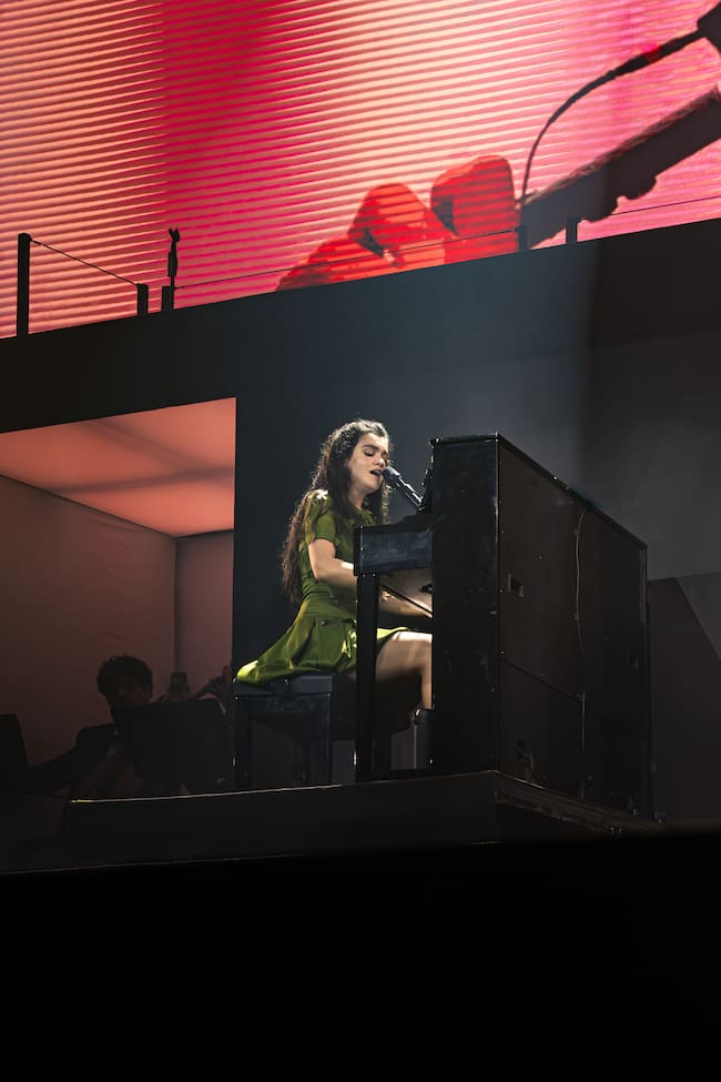 Amaia Romero, al piano durante su concierto en Bilbao 2026