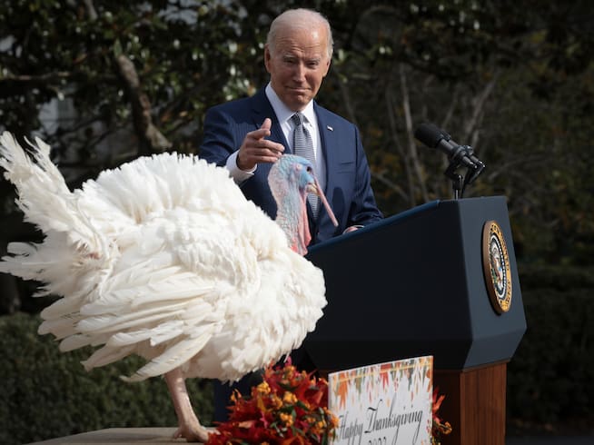 El presidente de Estados Unidos Joe Biden indultando a un pavo el 20 de noviembre de 2023.
