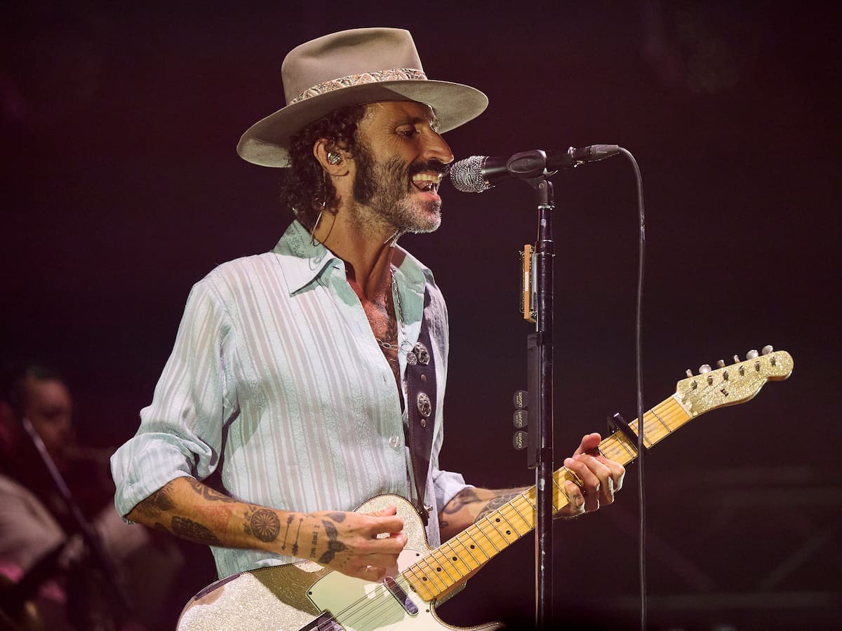 Antes de su fin de gira, Leiva aterriza por sorpresa en el Náutico de San Vicente e invita a Carlos Ares