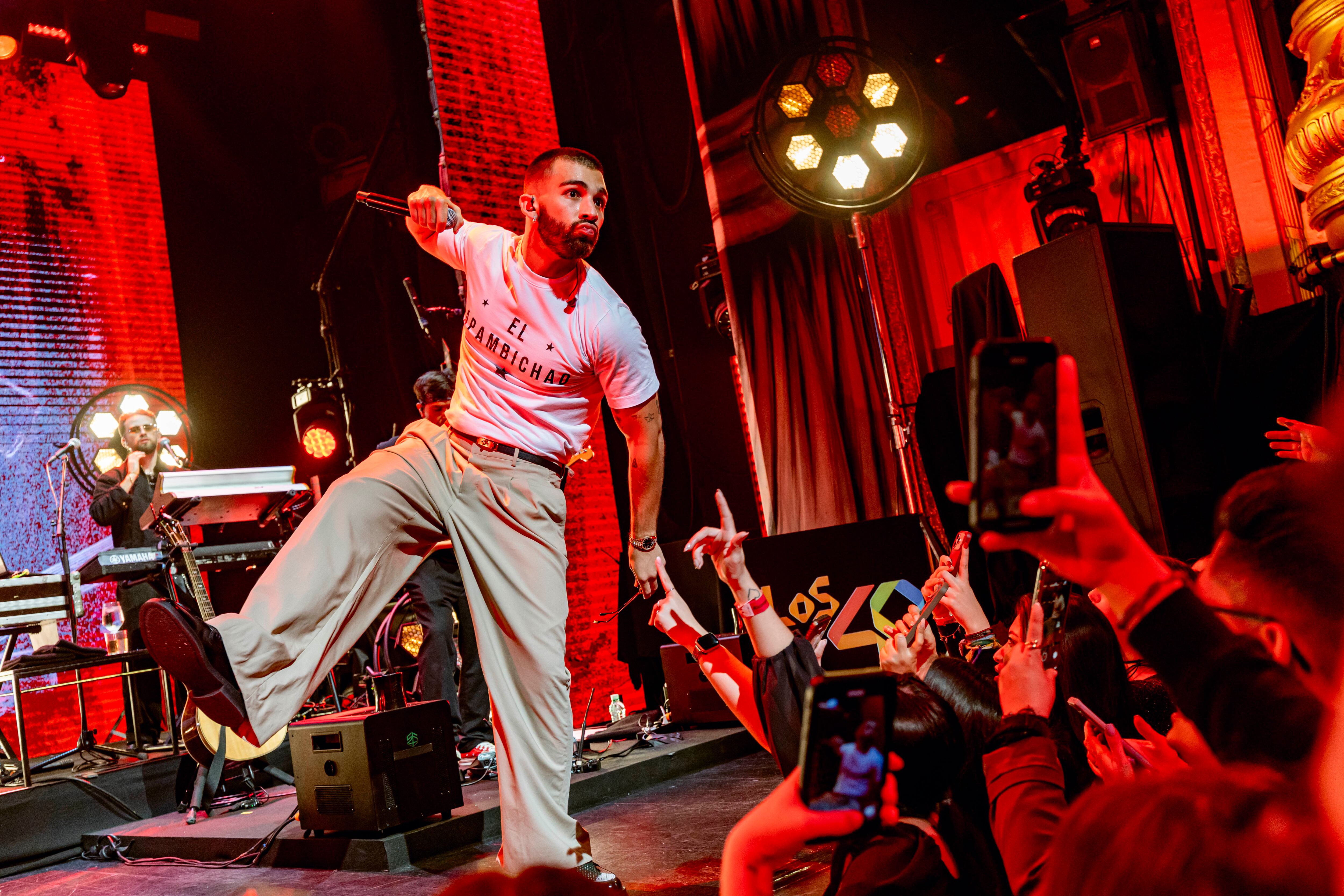 Tal y como señala nuestro compañero Adriano Moreno, "Turizo se encarga de hacerte partícipe de un show que, queridos lectores, te hace sentir que la vida puede ser maravillosamente hot".