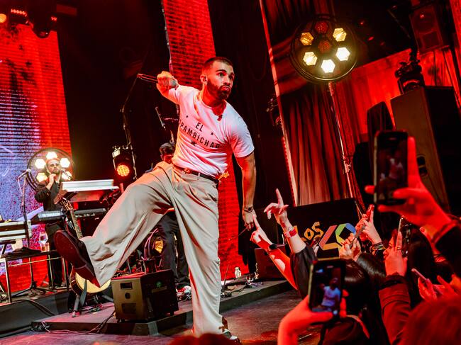 Tal y como señala nuestro compañero Adriano Moreno, "Turizo se encarga de hacerte partícipe de un show que, queridos lectores, te hace sentir que la vida puede ser maravillosamente hot".