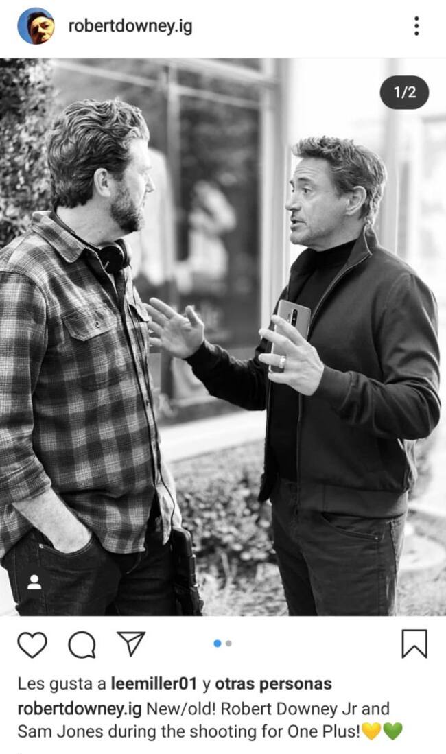 Robert Downey sostiene un OnePlus 8 Pro