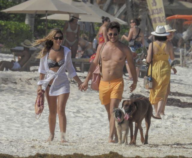 Diego Boneta y su novia Mayte Rodríguez se muestran en las playas de Tulum, dando un paseo acompañados de 2 perros, mascotas de Mayte.