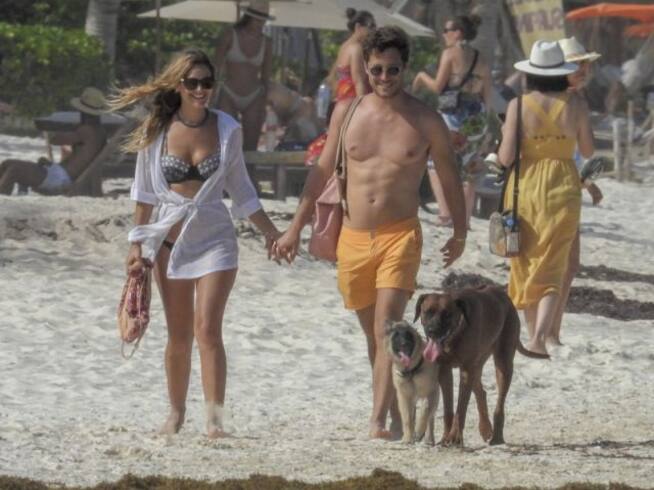 Diego Boneta y su novia Mayte Rodríguez se muestran en las playas de Tulum, dando un paseo acompañados de 2 perros, mascotas de Mayte.