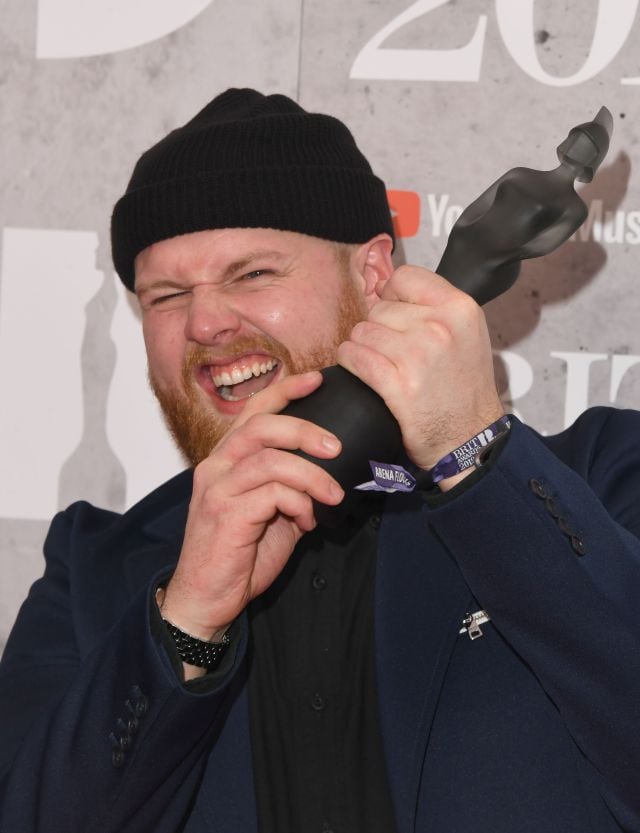 Tom Walker, feliz con su Brit Award al artista revelación.