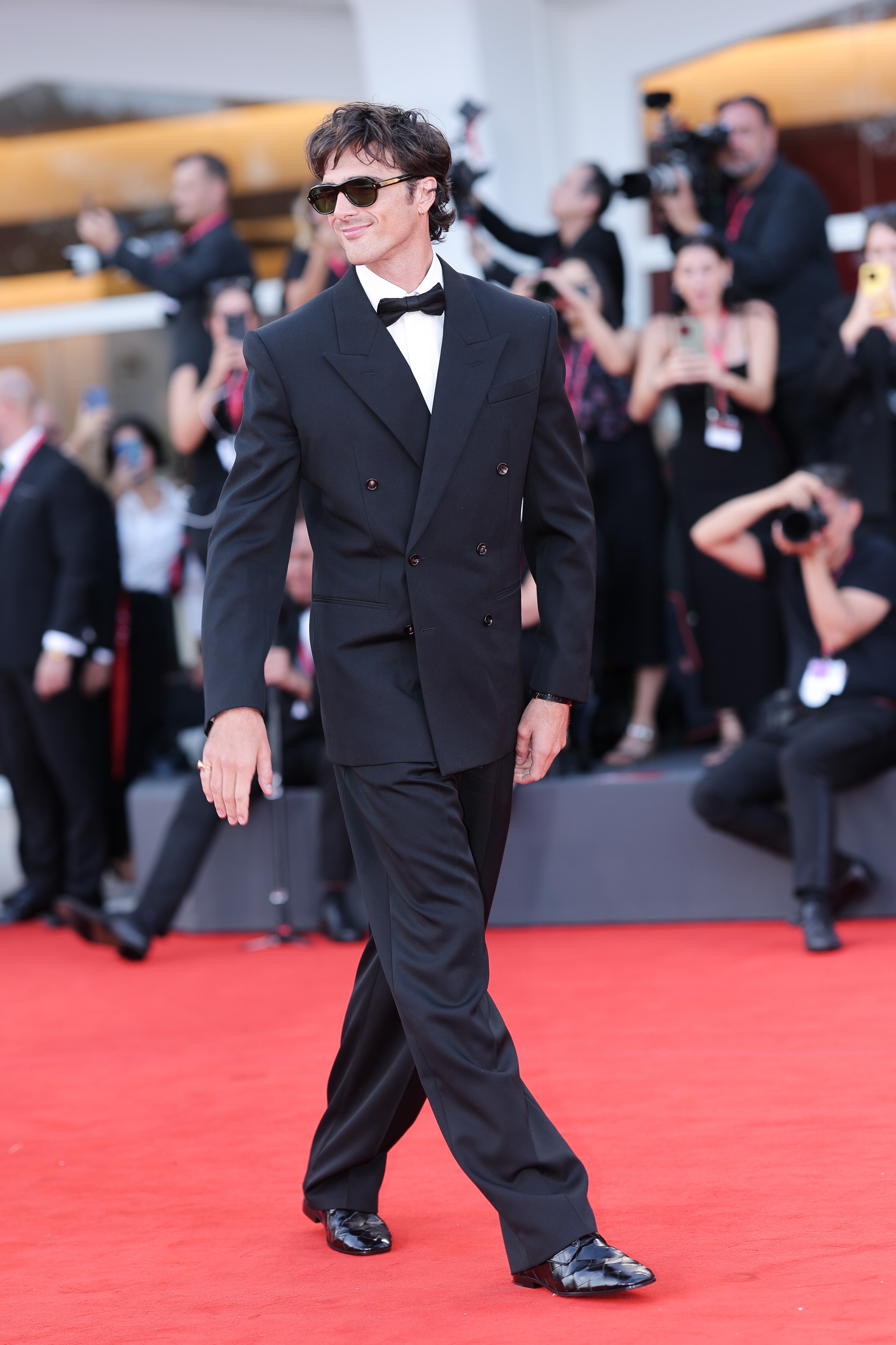 Uno de los protagonistas de Venecia llega a la alfombra con un esmoquin de Bottega Veneta. &#039;Frankenstein&#039; de Guillermo del Toro, película que protagoniza Jacob, ha sido otro de los grandes estrenos del festival este año.