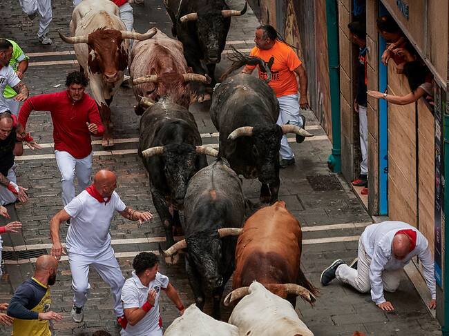 Encierro de toros en Pamplona durante los Sanfermines