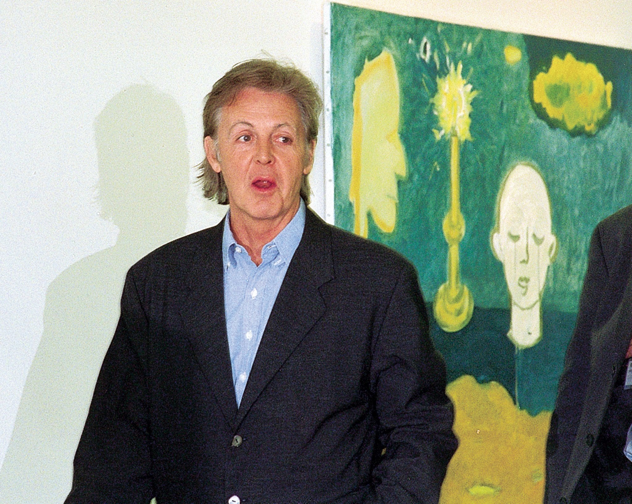 Paul McCartney en la galería que exhibió sus pinturas en 1999