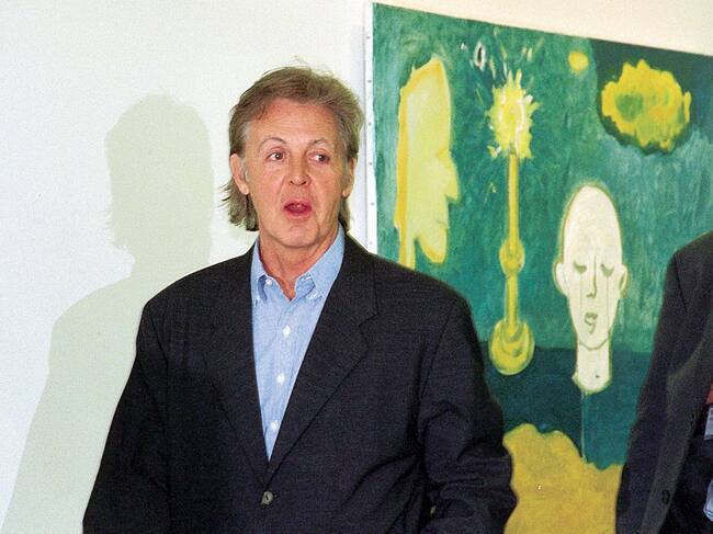 Paul McCartney en la galería que exhibió sus pinturas en 1999