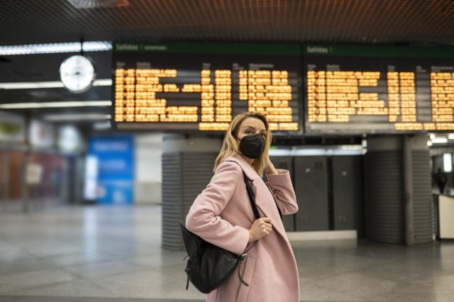 Una viajera en la estación buscando el tren que la llevará a su destino.