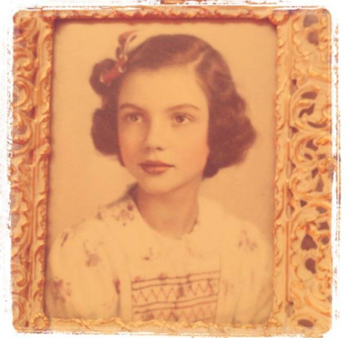 Hace ya 5 años que Taylor Swift subió su primer foto a la red social, eligió una de su abuela. El parecido es increíble!