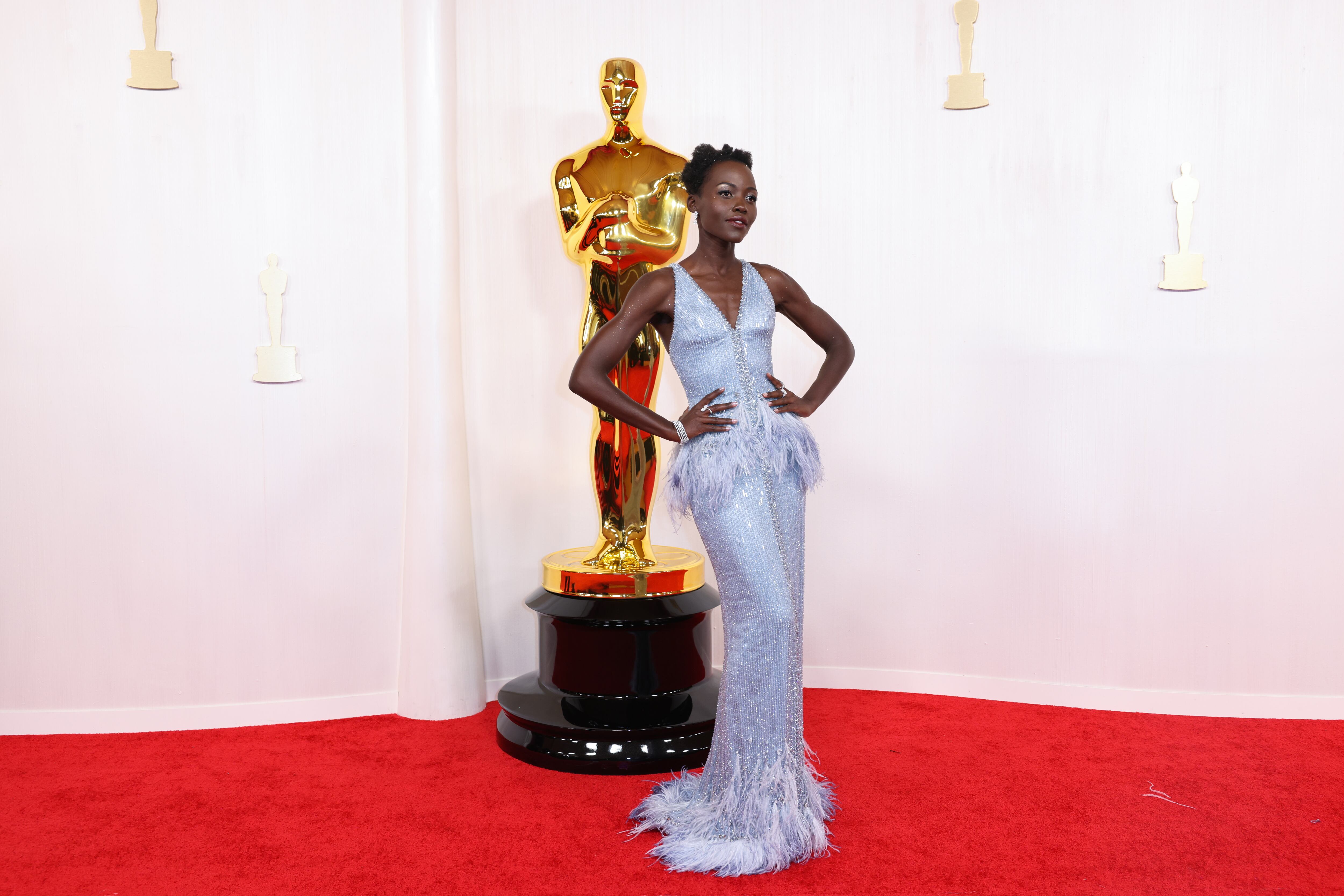Lupita Nyongo rindió homenaje a su vestido de inspiración de corte griego azul claro que lució hace 10 años cuando ganó su premio Oscar. ¿Prada, eres tú?