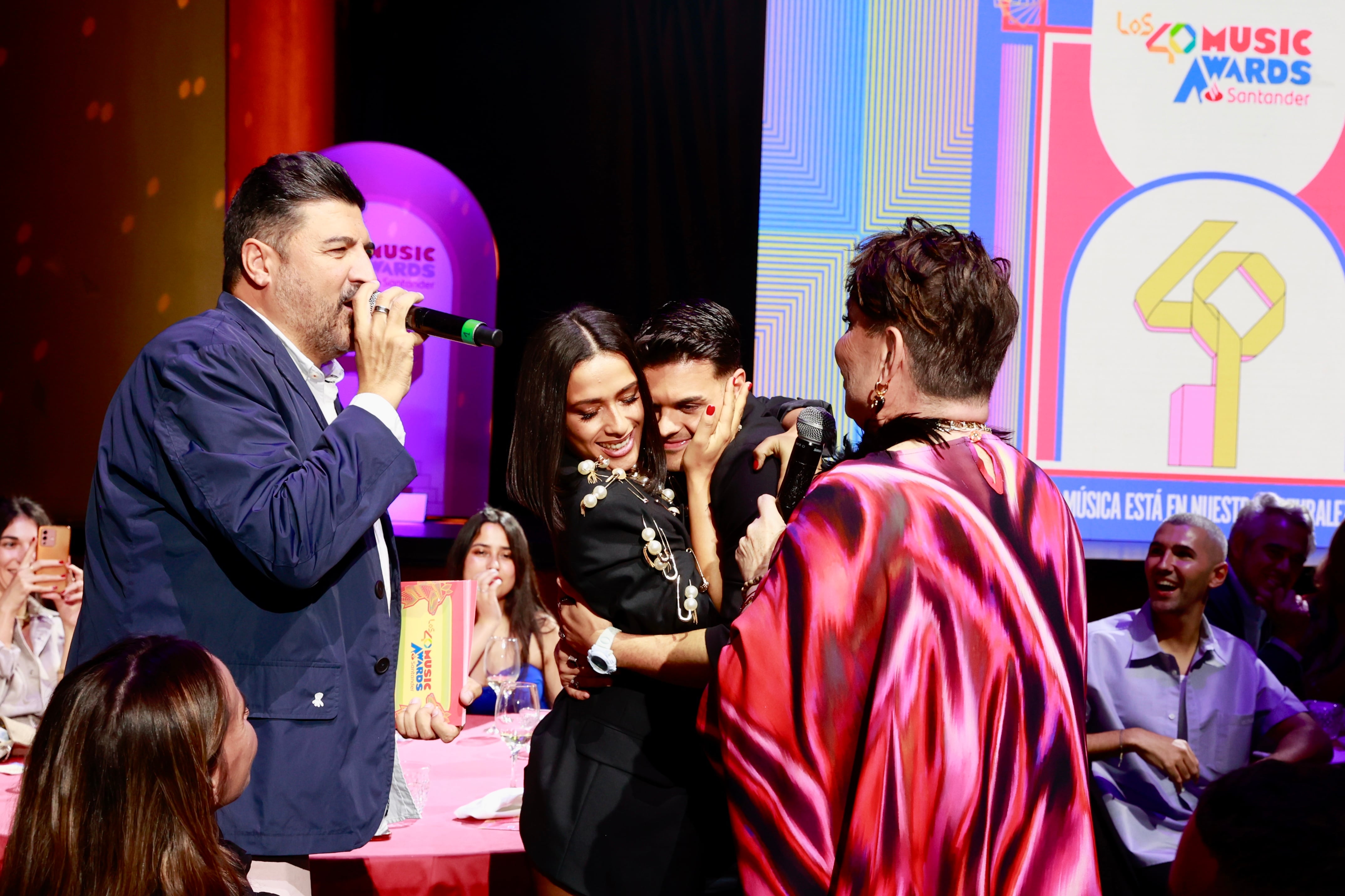 Chanel y Abraham Mateo, abrazados en la cena de nominados de LOS40 Music Awards Santander 2023 / Foto: Jorge París y Elena Buenavista