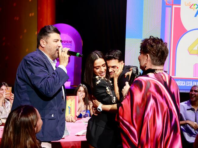 Chanel y Abraham Mateo, abrazados en la cena de nominados de LOS40 Music Awards Santander 2023 / Foto: Jorge París y Elena Buenavista