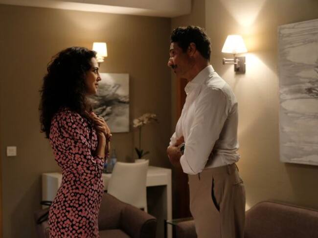 Dos de los intérpretes de la ficción charlan amistosamente.