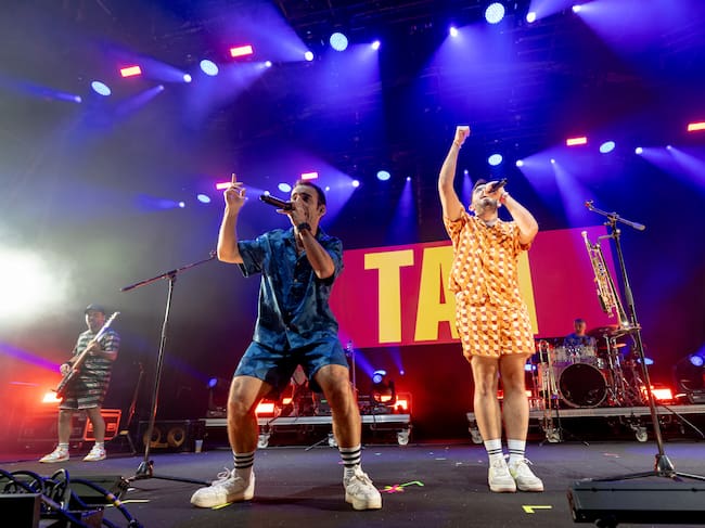 Els egarencs Doctor Prats van fer saltar l'espurna amb el seu directe ple de festa a ELS40 Pop La Mercè 2025 a la platja del Bogatell (Barcelona).