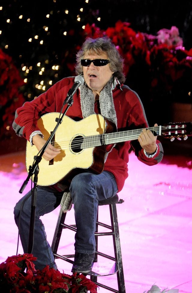 El cantante José Feliciano, actuando junto al ya clásico árbol de Navidad del Rockefeller Center en 2009.