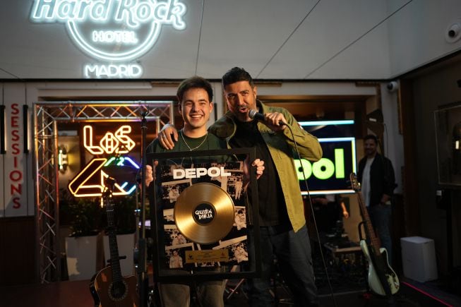 DePol y Tony Aguilar con el Disco de Oro de &#039;Quién diría&#039;.