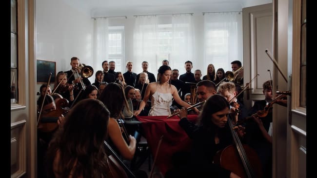 Plano número 9 del videoclip de 'Berghain'