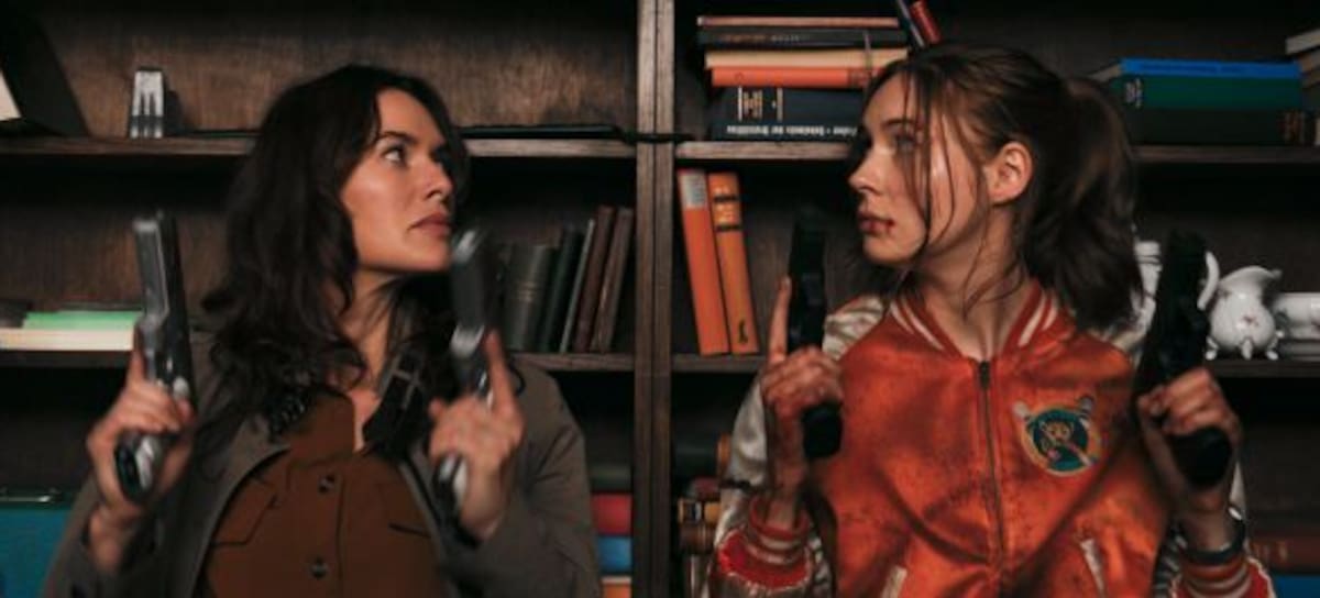 Karen Gillan (d) y Lena Headey (i) en una imagen promocional de 'Gunpowder Milkshake (Cocktail explosivo)' (2021), diriida por Navot Papushado
