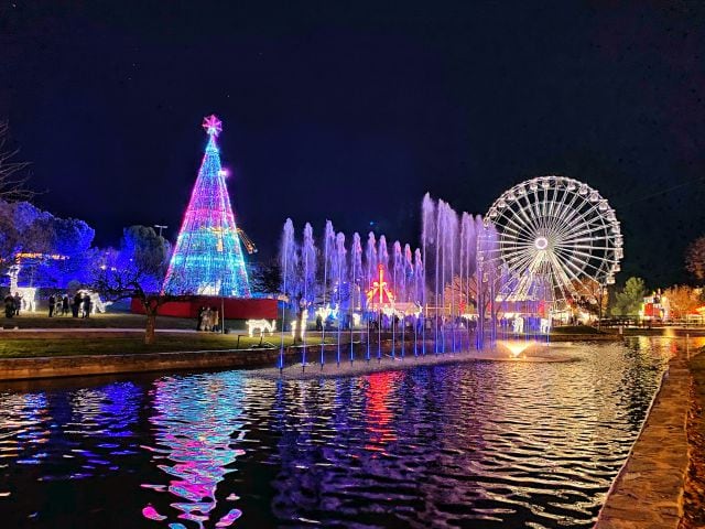 El municipio Torrejón de Ardoz decorado con adornos navideños.