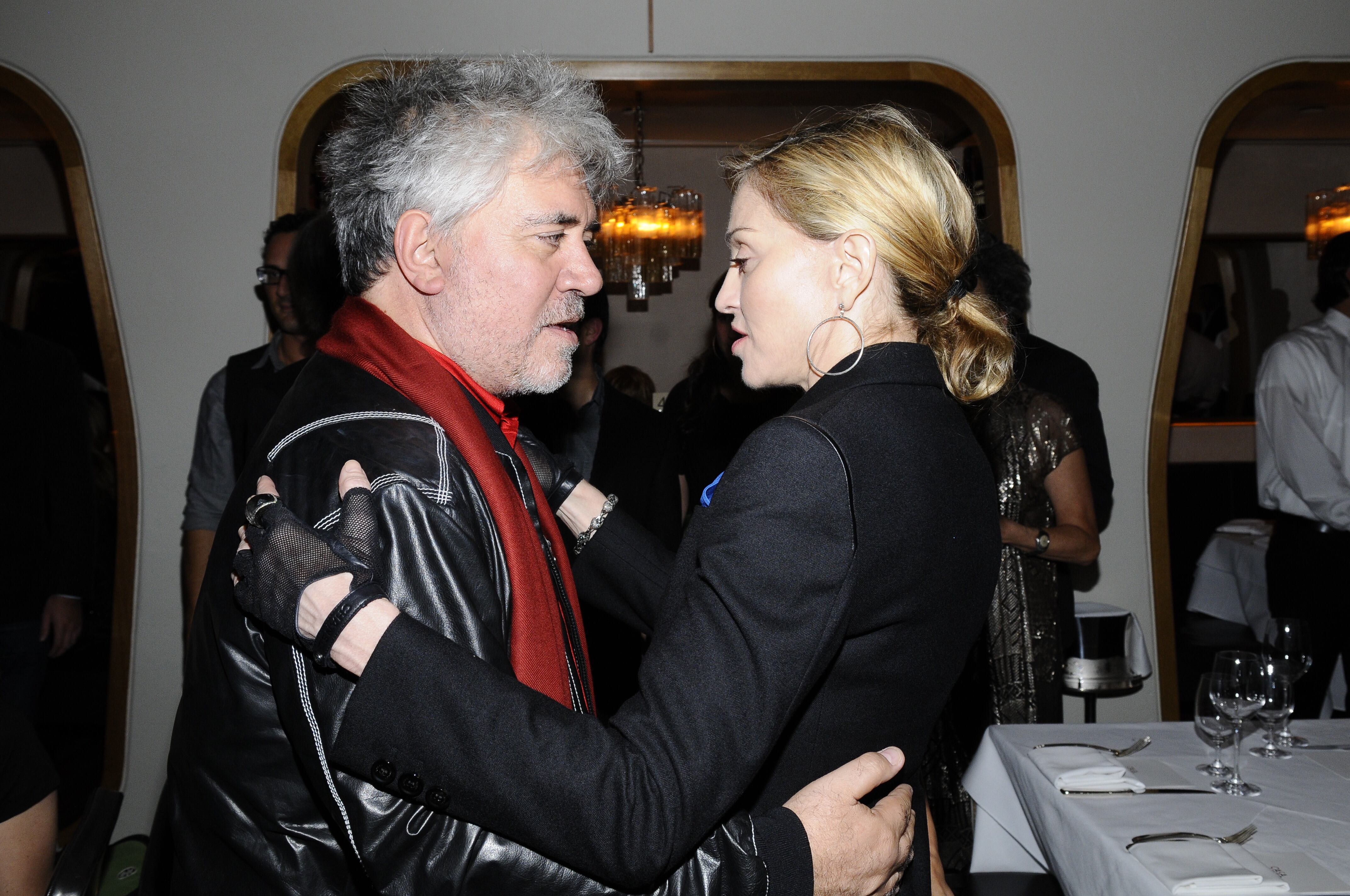 Pedro Almodóvar (izquierda) y Madonna asisten a la proyección de "Los abrazos rotos" de Almodóvar en Casa Lever. La velada fue organizada por la revista Paper. (Foto de Kristen Somody Whalen/WWD/Penske Media vía Getty Images)