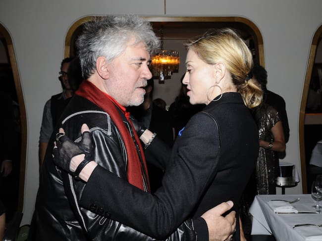 Pedro Almodóvar (izquierda) y Madonna asisten a la proyección de "Los abrazos rotos" de Almodóvar en Casa Lever. La velada fue organizada por la revista Paper. (Foto de Kristen Somody Whalen/WWD/Penske Media vía Getty Images)