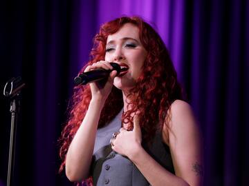 Chappell Roan, emocionada al anunciar que actuará junto a Elton John: “Tengo muchísimas ganas de esa noche tan icónica”