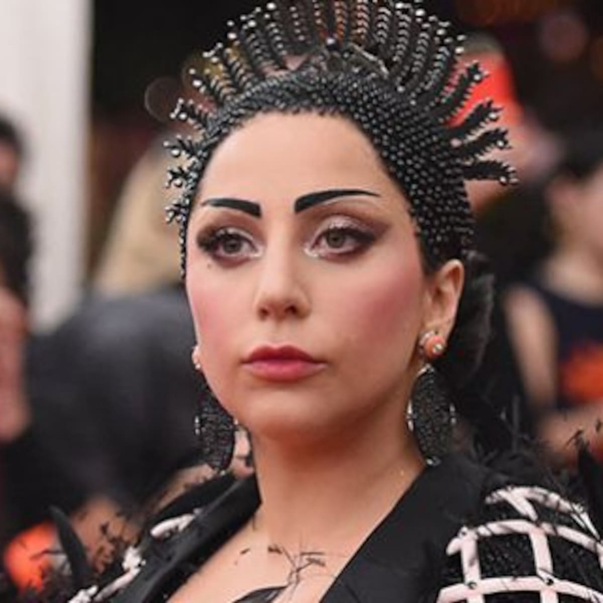 Lady Gaga de fiesta con el equipo de "American horror story"