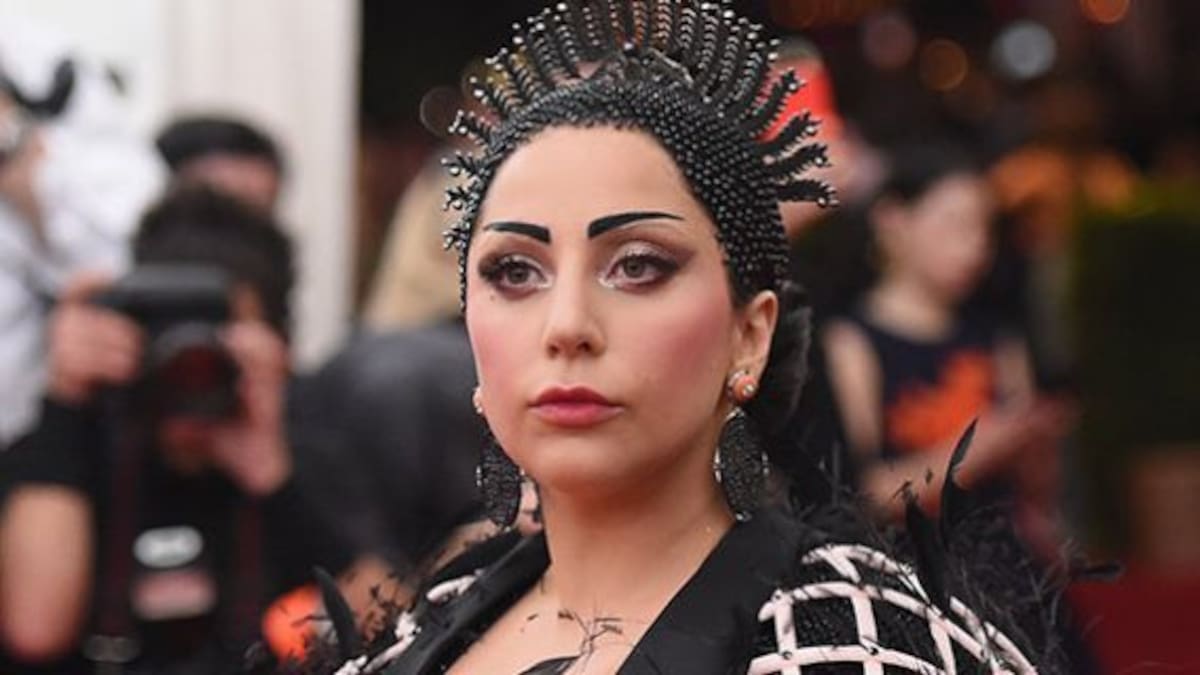 Lady Gaga de fiesta con el equipo de "American horror story"