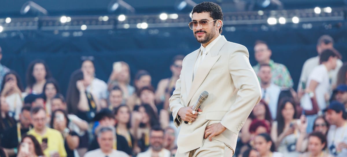Bad Bunny durante su gira 'DeBI TiRAR MaS FOToS' en el Estadi Olimpic Lluis Companys de Barcelona.