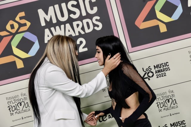 Lola Índigo y María Becerra en la alfombra roja de la cena de nominados de LOS40 Music Awards 2022