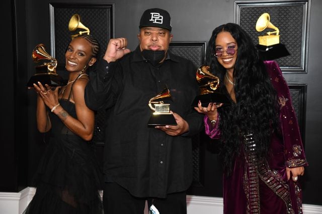 Tiara Thomas, Jeff Robinson, and H.E.R. ganadores en la categoría &#039;Canción del Año&#039; por&#039; I Can&#039;t Breathe&#039;.